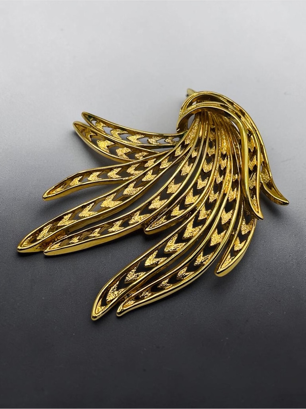 Vintage Monet Gold Tone Openwork Feather Plume Leaf Spray Statement Brooch
